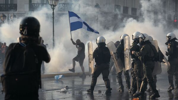 Греческая полиция использует слезоточивый газ для разгона протестующих  - Sputnik Молдова