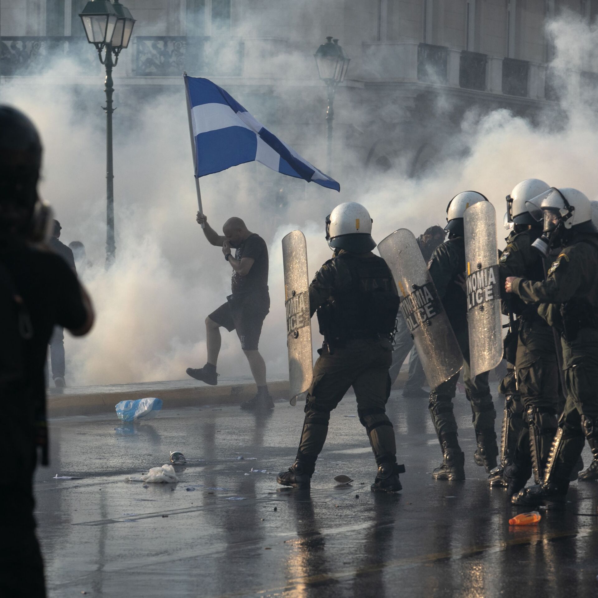 Журналиста ранили во время разгона митинга пожарных в Греции