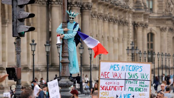 Демонстрант в костюме статуи Свободы принимает участие в акции протеста против объявленных президентом Франции Эммануэлем Макроном новых мер по борьбе со вспышкой коронавируса в Париже, Франция - Sputnik Moldova-România
