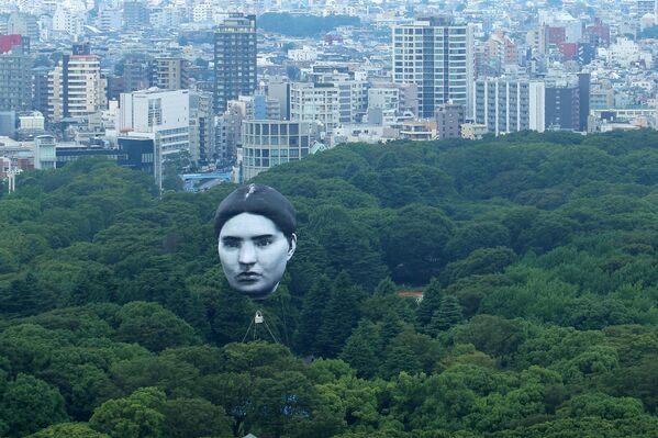 Воздушный шар, созданный японской арт-группой &quot;mé&quot;, парит над токийским парком Ёёги, Япония. - Sputnik Молдова