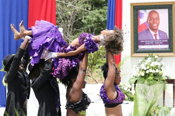 Гаитянские танцоры выступают во время церемонии в честь покойного президента Гаити Жовенеля Моиза в Национальном музее Пантеона в Порт-о-Пренсе, Гаити. - Sputnik Молдова