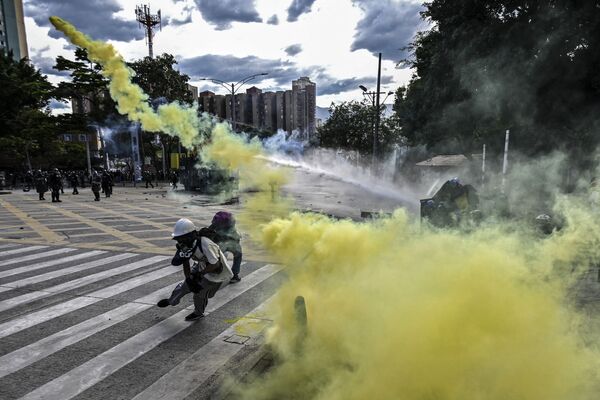 Столкновения демонстрантов с полицией в Медельине, Колумбия. - Sputnik Молдова
