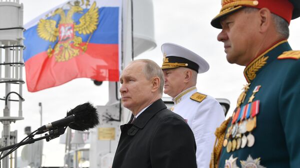 Президент РФ В. Путин принимает участие в праздновании Дня ВМФ в Санкт-Петербурге - Sputnik Moldova-România