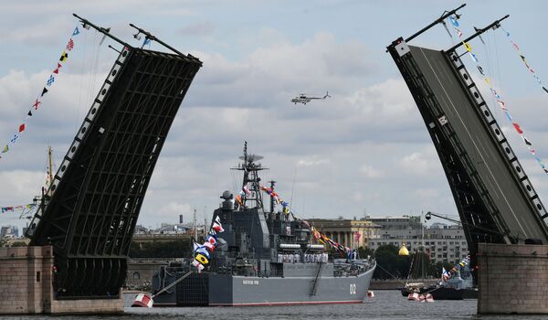 Nava mare desant &quot;Olenegorski gorniak&quot; a proiectului 775 în Neva, în ajunul paradei militare navale de Ziua Flotei în Sankt Petersburg. Sus: un elecopter al al unității &quot;Rossiia&quot; - Sputnik Moldova-România