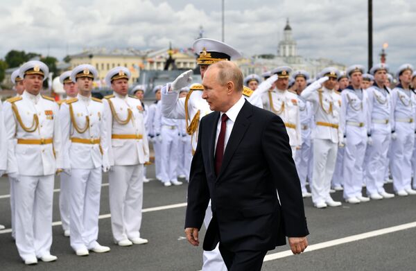 25 iulie 2021. Președintele rus, comandantul-șef suprem Vladimir Putin în timpul Principalei Parade Navale de Ziua Flotei în Sankt Petersburg. - Sputnik Moldova-România