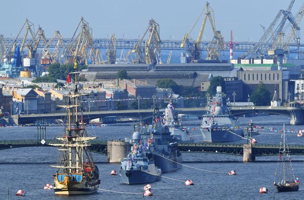 Navă de luptă Poltava, navă de rachete mici Grad Sviiajsk proiectul 21631 Buian-M, navă de debarcare mare proiect Miner Olenegorski 775 (de la stânga la dreapta în prim-plan) înainte de Principala Paradă Navală de Ziua Flotei Rusești de la Sankt Petersburg. - Sputnik Moldova-România