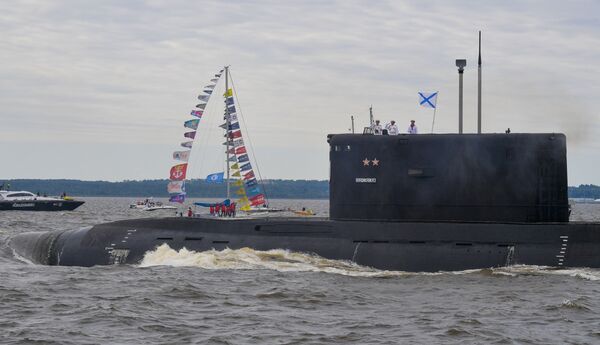 Дизель-электрическая подводная лодка &quot;Владикавказ&quot; на главном военно-морском параде в честь Дня ВМФ в Кронштадте. - Sputnik Молдова