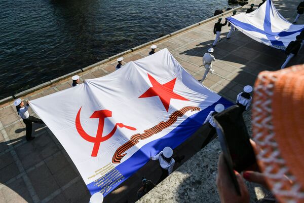Моряки на военно-морском параде в честь Дня ВМФ в Севастополе - Sputnik Молдова