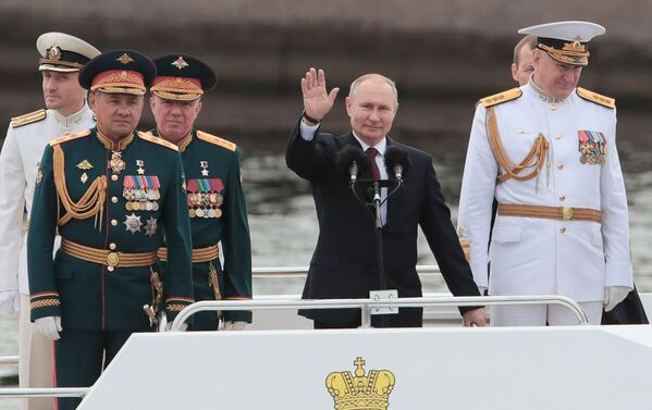 25 iulie 2021. Președintele rus, comandantul-șef suprem Vladimir Putin salută participanții la Parada Navală Principală cu ocazia Zilei Marinei Ruse de la Sankt Petersburg. - Sputnik Moldova-România