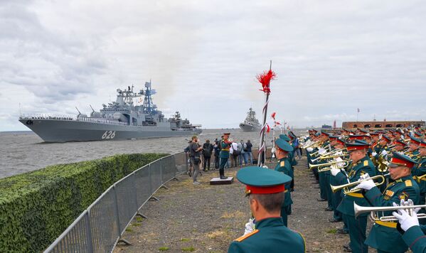 Большой противолодочный корабль &quot;Вице-адмирал Кулаков&quot; на главном военно-морском параде в честь Дня ВМФ в Кронштадте. - Sputnik Молдова
