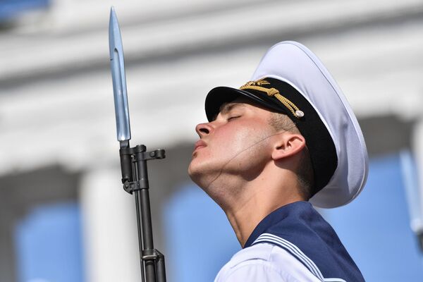 Моряк на военно-морском параде в честь Дня ВМФ в Севастополе - Sputnik Молдова