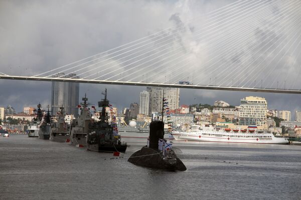 Корабли на параде в честь Дня Военно-морского флота в бухте Золотой Рог во Владивостоке - Sputnik Молдова