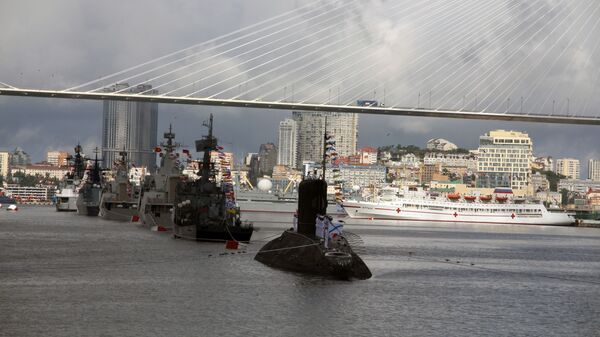 Корабли на параде в честь Дня Военно-морского флота в бухте Золотой Рог во Владивостоке - Sputnik Moldova-România