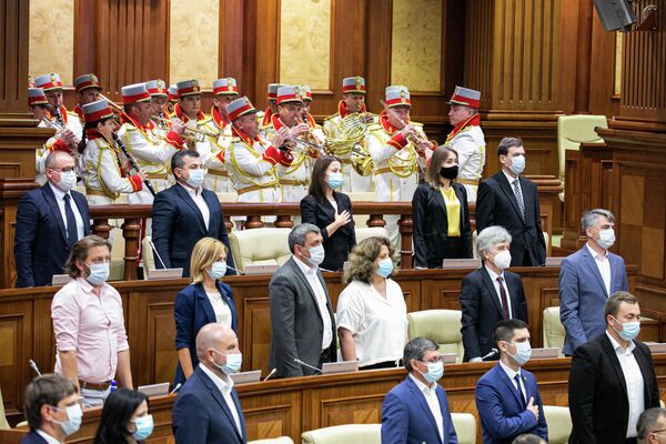Deputații Parlamentului de Legislatura a XI-a onorează Imnul de Stat al Republicii Moldova - Sputnik Moldova