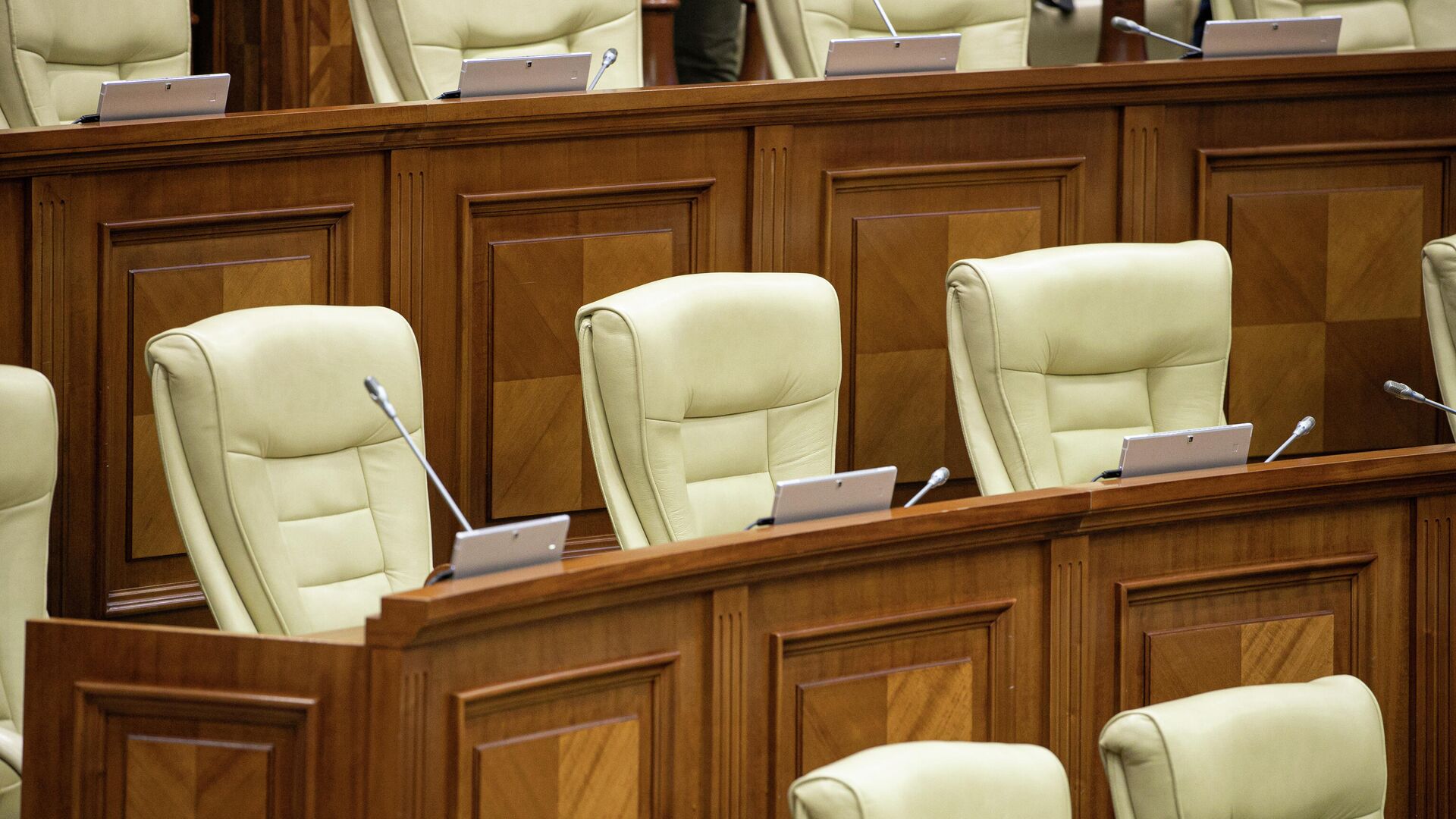 Кресла депутатов в зале заседаний парламента - Sputnik Молдова, 1920, 22.07.2022