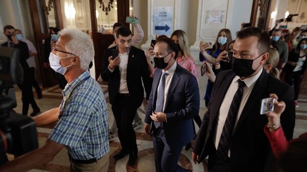 Jurnaliști merg după prim-ministrul Florin Cîțu, după ce acesta a prezentat Planul Național de Redresare și Reziliență în plenul reunit al Parlamentui, miercuri 26 mai 2021 - Sputnik Moldova-România