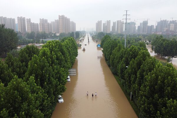 O vedere aeriană arată un drum inundat după precipitațiile abundente în Zhengzhou, provincia Henan, China, 23 iulie 2021. Imagine făcută cu  drona. - Sputnik Moldova-România