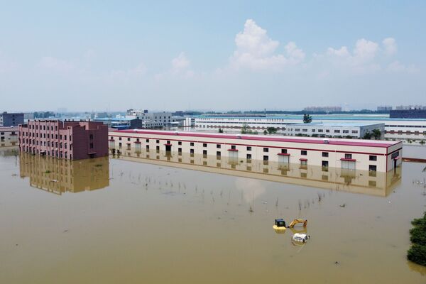 Clădirile industriale inundate după precipitațiile abundente în Xinxiang, provincia Henan, China, 24 iulie 2021. Imagine făcută cu drona. - Sputnik Moldova-România