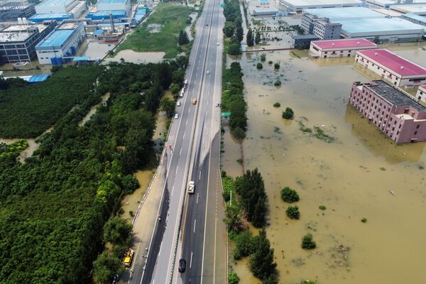 O vedere aeriană arată clădiri industriale inundate precipitațiile abundente în Xinxiang, provincia Henan, China, 24 iulie 2021. Imagine făcută cu drona. - Sputnik Moldova-România