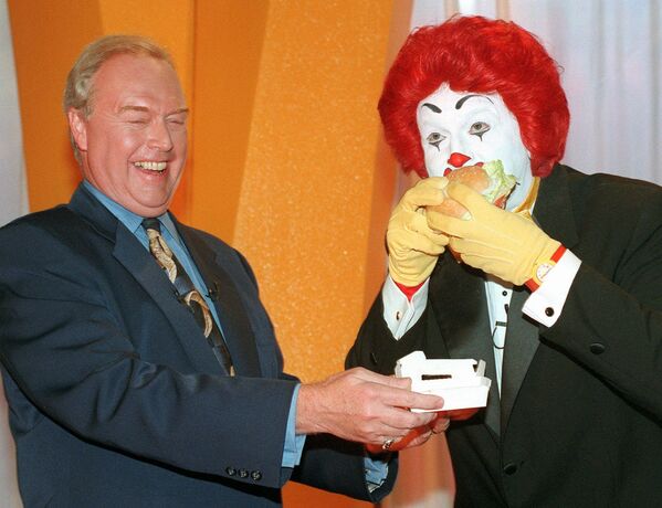 Майкл Кинлан, глава McDonald&#x27;s Corporation вместе с Рональдом МакДональдом представляют гамбургер Arch в нью-йоркском Radio City в 1996 году. Акция по запуску нового продукта была направлена на привлечение большего числа взрослых в рестораны сети. - Sputnik Молдова