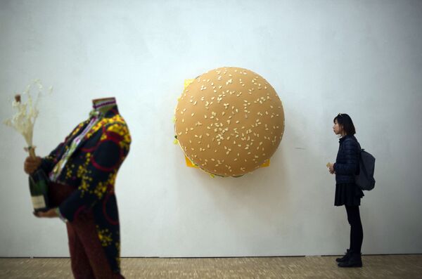 Скульптура Тома Фридмана Big Big Mac на выставке Arts and Foods в Милане. - Sputnik Молдова