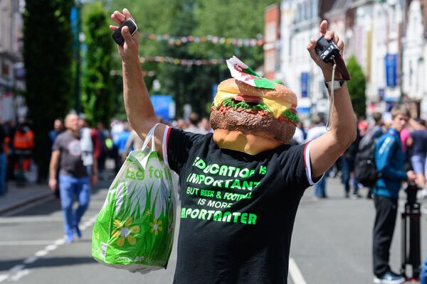 Болельщик в маске гамбургера в день матча Англия – Уэльс на Евро-2016. - Sputnik Молдова