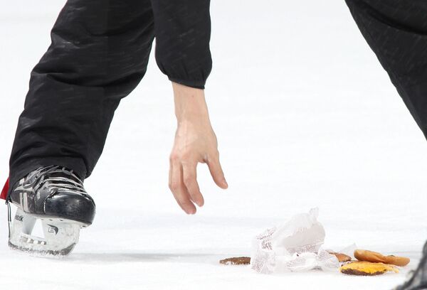А этот гамбургер выбросили на лед после хоккейного матча Senators и Boston Bruins. - Sputnik Молдова