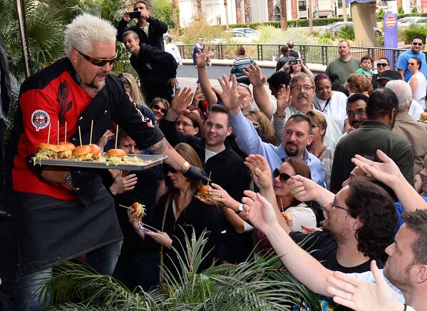 Шеф-повар и телеведущий Гай Фиери раздает гамбургеры гостям во время открытия ресторана в Лас-Вегасе. - Sputnik Молдова