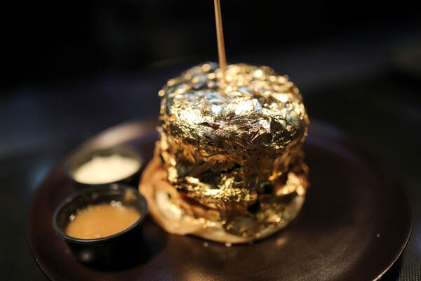 Гамбургер, покрытый листовым золотом от  ресторана Toro McCoy из Боготы, Колумбия. - Sputnik Молдова