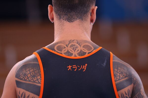 Татуировка в виде олимпийских колец на спине спортсмена из Нидерландов. - Sputnik Молдова