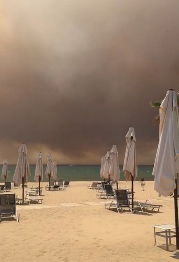 Fumul cauzat incendiu planează peste plaja din Manavgat, Antalya, Turcia 28 iulie 2021. - Sputnik Moldova-România