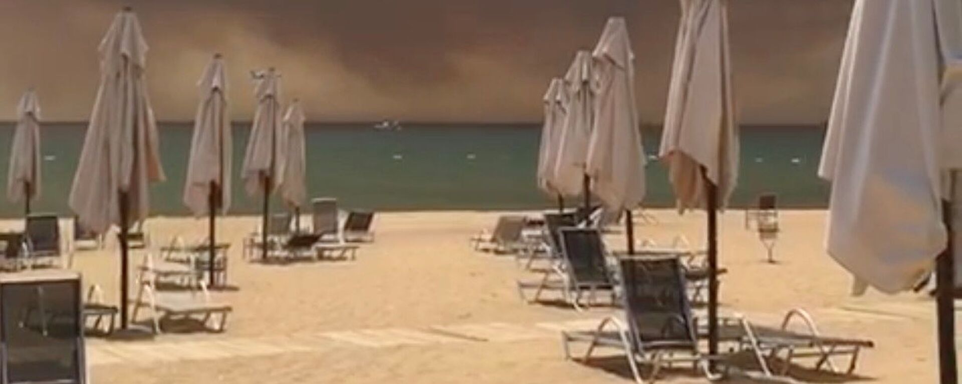 Дым от лесного пожара над пляжем в Манавгате, Анталия, Турция - Sputnik Молдова, 1920, 30.07.2021