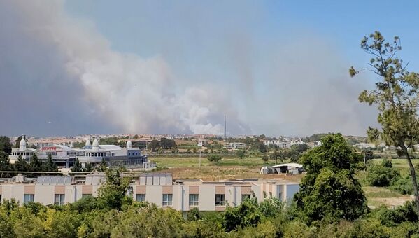 Fumul cauzat de incendiu este văzut în Manavgat, Antalya, Turcia, 28 iulie 2021. - Sputnik Moldova-România