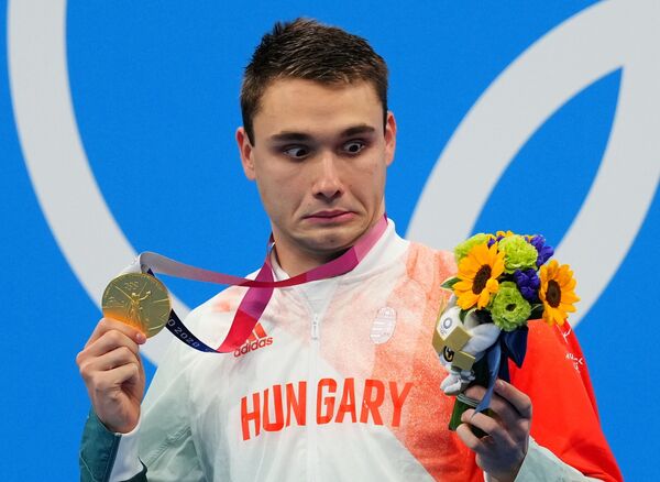 Кристоф Милак из Венгрии позирует со своей золотой медалью на пьедестале почета в Токио. - Sputnik Молдова