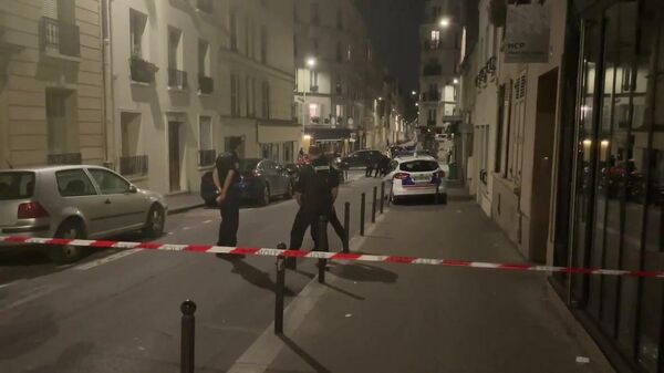 France: Police cordon off Paris street after car crashes into cafe, leaves one dead - Sputnik Moldova-România