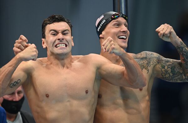 Membrii echipei americane de înot sărbătoresc victoria la ștafeta masculină 4 x 100 m -fără opstacole. Jocurile Olimpice de la Tokyo. - Sputnik Moldova-România