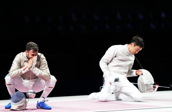 De la stânga la dreapta: Luigi Samele (Italia) și Kim Jong Hwan (Republica Coreea) în timpul semifinalei îngrădirea sabrilor individuali masculini. Jocurile Olimpice de vară de la Tokyo. - Sputnik Moldova-România