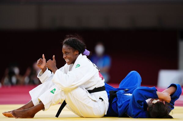 De la stânga la dreapta: atleta cubaneză Kaliema Antomarchi și atleta olandeză Gushe Stenhuis în timpul rundei de repescare a competiției feminine de judo de 78 kg. Jocurile Olimpice de vară. - Sputnik Moldova-România