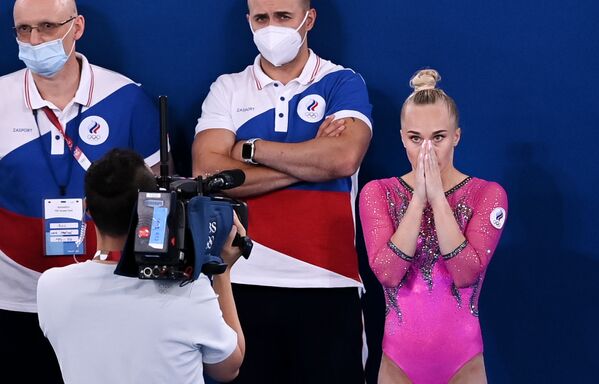 Российская гимнастка Ангелина Мельникова волнуется после выступления в индивидуальном многоборье. - Sputnik Молдова