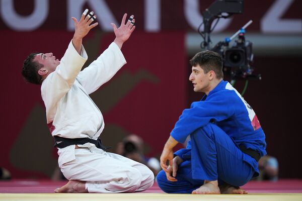 Stânga - Lasha Bekauri (Georgia) își sărbătorește victoria în finala de judo masculin de 90 kg împotriva lui Eduard Trippeli (Germania). Jocurile Olimpice de vară. - Sputnik Moldova-România