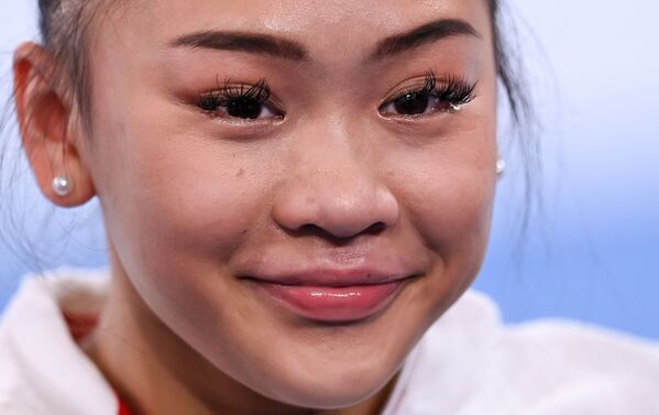 Суниса Ли (США), завоевавшая золотую медаль в индивидуальном многоборье по спортивной гимнастике на церемонии награждения. - Sputnik Молдова