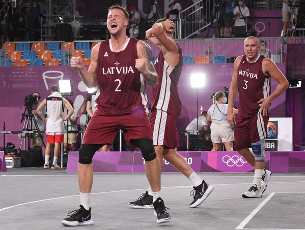 Karlis Lasmanis (Letonia) sărbătorește victoria în finala competiției masculine de baschet 3x3 dintre ROC și echipa națională a Letoniei. Jocurile Olimpice de vară de la Tokyo. - Sputnik Moldova-România