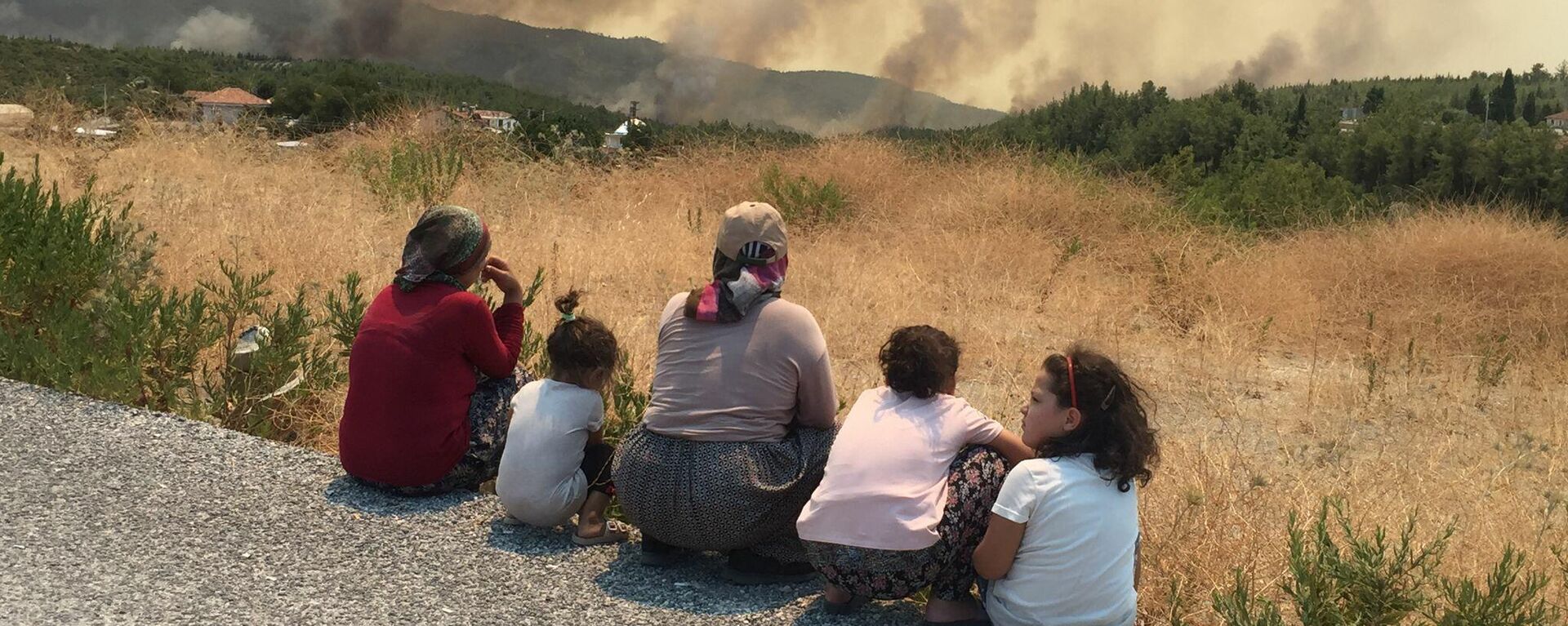 Oamenii din Turcia privesc incendiile care nu contenesc - Sputnik Moldova, 1920, 30.07.2021