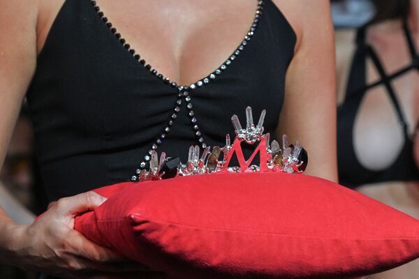 Корона победительницы конкурса Miss Maxim - 2021 во время церемонии награждения в Москве. - Sputnik Молдова