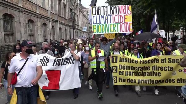 France: Protesters take to Paris streets against health passes, mandatory COVID vaccination - Sputnik Moldova-România