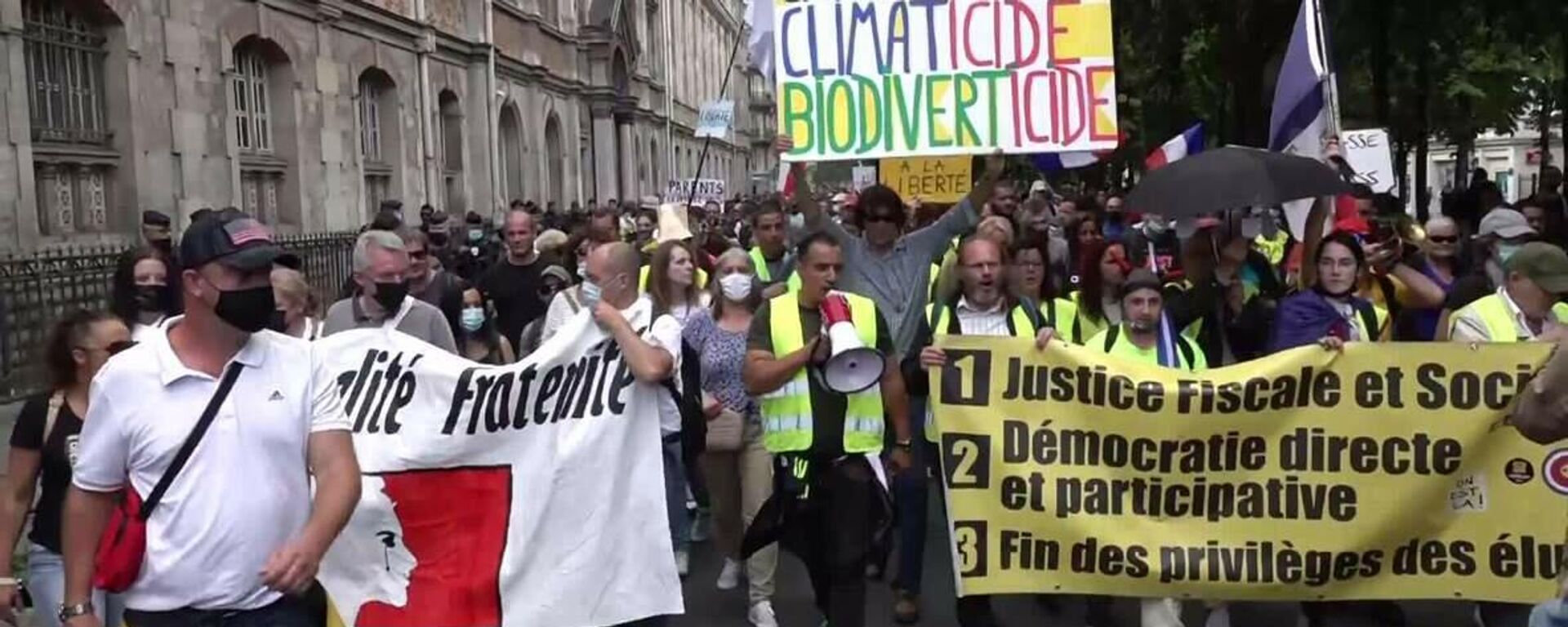 France: Protesters take to Paris streets against health passes, mandatory COVID vaccination - Sputnik Moldova-România, 1920, 01.08.2021