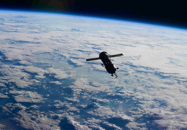Грузовой корабль &quot;Прогресс МС-16&quot;, отстыкованный от Международной космической станции и готовый к повторному входу в атмосферу Земли. - Sputnik Молдова