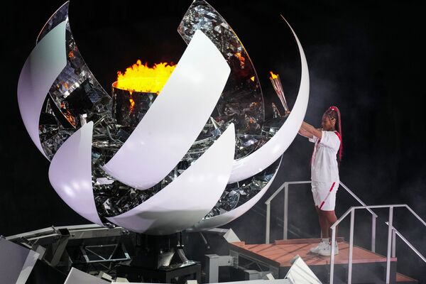Теннисистка Наоми Осака зажигает олимпийский огонь на церемонии открытия XXXII летних Олимпийских игр в Токио - Sputnik Молдова