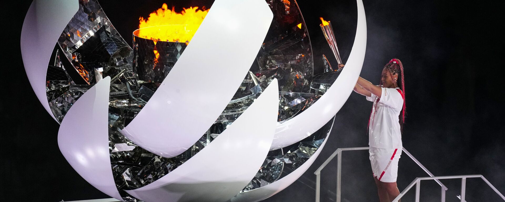 Теннисистка Наоми Осака зажигает олимпийский огонь на церемонии открытия XXXII летних Олимпийских игр в Токио - Sputnik Moldova, 1920, 23.09.2021
