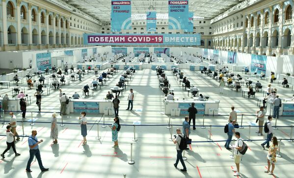 Посетители и медицинские сотрудники в центре вакцинации от COVID-19 в Гостином дворе в Москве - Sputnik Молдова